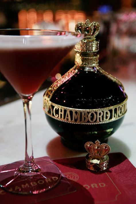 french martini. vodka & chambord. possibly the best liquor combination ever. Chambord Recipes, Chambord Cocktails, French Martini, Martini Recipe, Martini Recipes, Martini Glasses, Alcohol Drink Recipes, Hula Hoop, On The Rocks