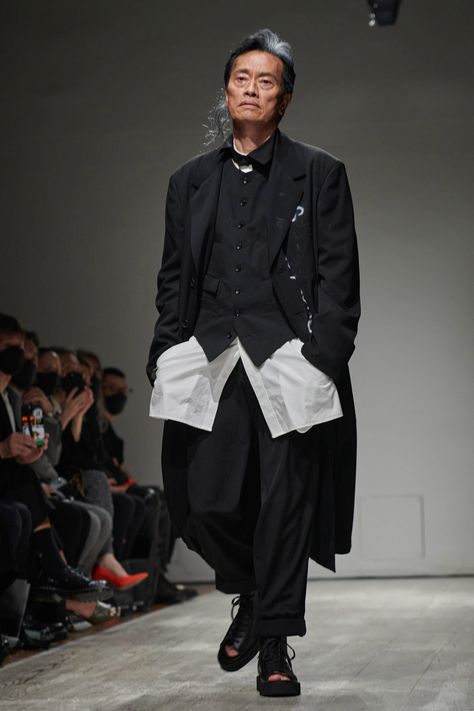 Yohji Yamamoto Street Style, Yohji Yamamoto Menswear, Nomad Fashion, Yoji Yamamoto, Japanese Mens Fashion, Yohji Yamamoto Men, Gentleman Style, Japan Fashion, Fashion Show Collection