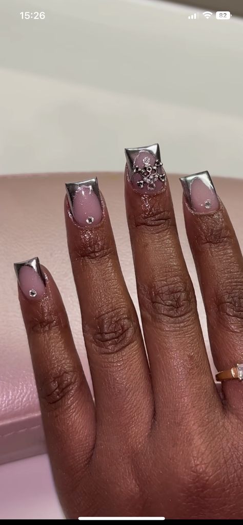 Short Silver Nails Ideas, Home Coming Nail Ideas, Birthday Silver Nails, Silver Nails Ideas Short, Black And Silver Duck Nails, Silver Nail Designs Short, Sliver Nails Black Women, Silver Junk Nails, Gray Nails Short