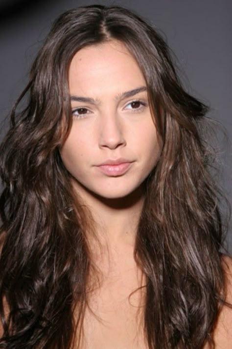 young Gal Gadot, another Cekiyah crush Gal Gabot, Beauty Movie, Gal Gadot Wonder Woman, Beautiful Picture, Gal Gadot, Pretty Woman, Brown Hair, Pretty People, Wonder Woman