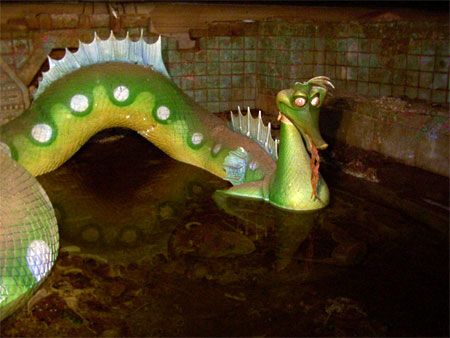 Sea Serpent 20,000 leagues under the Sea Submechanophobia Animatronics, Submerged Animatronics, Abandoned Theme Parks, Giant Squid, Nagisa Shiota, Creepy Images, Sea Serpent, Disney Rides, Leagues Under The Sea