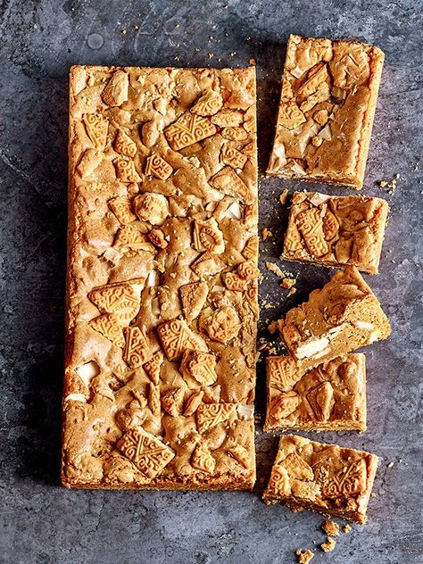 Custard cream blondies Blonde Brownie Recipe, Custard Creams, Blonde Brownies, Blondies Brownies, Custard Cream, Tray Bake Recipes, Cream Biscuits, Blondies Recipe, Tray Bake