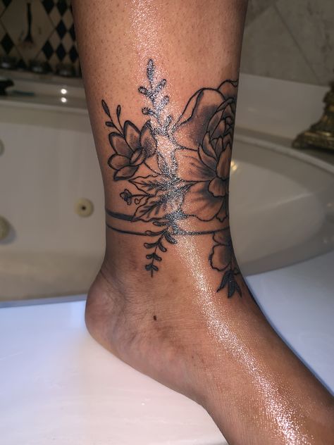 Ankle/foot tattoo idea Front Ankle Tattoos, Ankle Tattoo Cover Up, Mandala Foot Tattoo, Tattoo Bein Frau, Foot Tattoo Ideas, Ankle Foot Tattoo, Cute Ankle Tattoos, Tato Tradisional, Dragons Tattoo