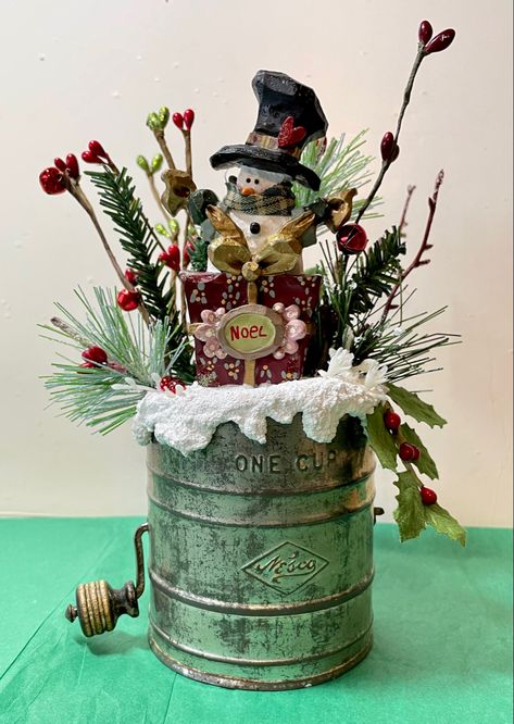 Flour Sifter Christmas Ideas, Tin Can Christmas Crafts, Milk Cans Ideas, Christmas Tin Buckets Decor, Vintage Arrangements, Christmas Centerpieces Metal Bucket, Vintage Sifter Decor, Vintage Flour Sifter Christmas, Upcycle Christmas