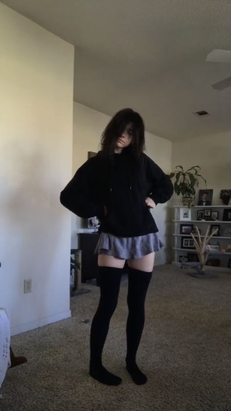 Skirt With Sweater Outfit Aesthetic, Dark Kawaii Outfits, Knee High Socks Outfit, E Girl Outfits, Alt Outfits, Aesthetic Grunge Outfit, Wardrobe Tips, Outfits Chic, Thigh High Socks