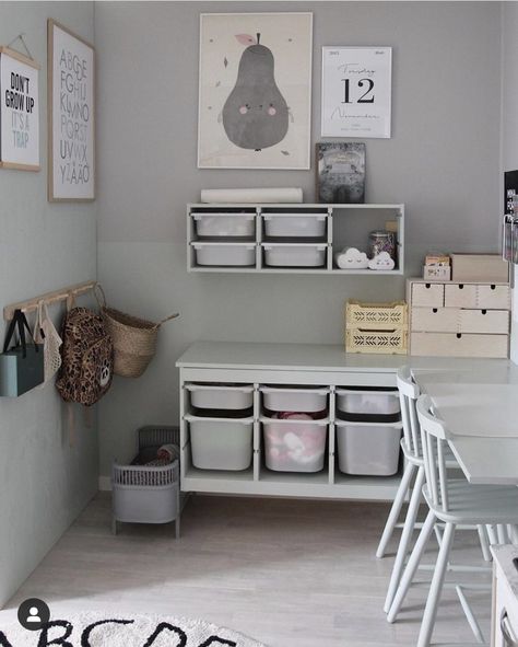 Skrivbordshörna i barnrum med TROFAST från IKEA. Bra förvaring Kids Desk Area, Trofast Ikea, Kids Room Grey, House Kids Room, Ikea Trofast, Girl Nursery Room, Boy’s Room, Kids Room Inspiration, Kids Interior Room