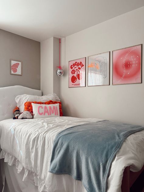 Dorm Ideas Preppy, White Dorm Room Ideas With Pops Of Color, Blue Accent Dorm Room, Dorm Inspo Aesthetic Pink, Aura Dorm Room, South Carolina Dorm Room, Single Dorm Room Designs, Auburn Village Dorm, College Dorm Room Ideas 2024