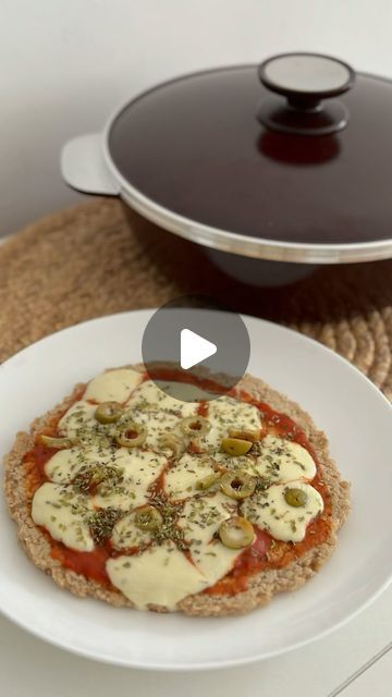 Lic en nutrición Lucia Ide | mat 2300/2 on Instagram: "PIZZA DE AVENA EN LA SARTEN ‼️ sin horno en 15 minutos 🔥
Receta facil de hacer y te va a ayudar a incorporar mas fibra a tu alimentación 💪🏽

Estoy usando mi sarten de 24 cm de essen!
Tambien podemos usar la sarten express!! si queres que te asesore y acceder a tu essen escribime! Te ayudo♥️

1 taza de avena
1/2 taza de agua
Sal nuez moscada y ajo en polvo
Por encima le puse un poco de salsa, queso portsalud aceitunas y oregano!

Tremenda opción para reemplazar harinas blancas e incorporar mas fibra y nutrientes en tu alimentación🙌🏽
Contame en comentarios que te parecio🥰

Lic en Nutrición 👩🏼‍⚕️ Lucia Ide | mat 2300/2 
📍 consultorio presencial en Rosario
🌎 online a todo el mundo

Para turnos y consultas 
Por mensaje directo o a Pizza Blanca, Pizza