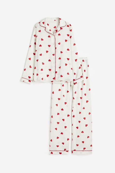 Galentines Day Ideas, Pyjama Satin, Cute Nike Outfits, White Pajamas, Pajama Fashion, Cute Sleepwear, Night Suit, Cute Pajamas, Satin Pyjama Set