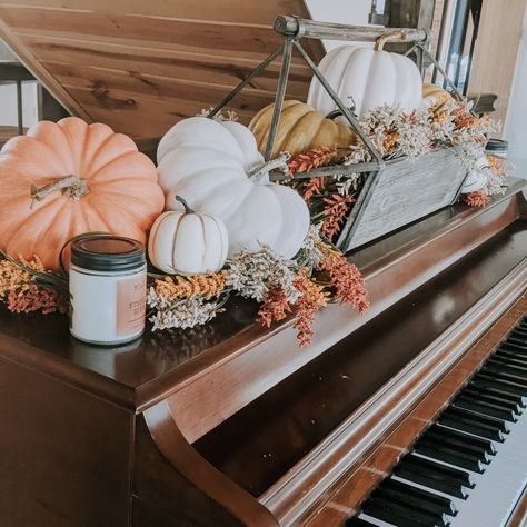 Piano Fall Decor, Fall Decor On Piano, Fall Piano Decor, Halloween Piano Decor, Fal Decor, Fall Garlands, Piano Decor, Old Pianos, Fall Stuff