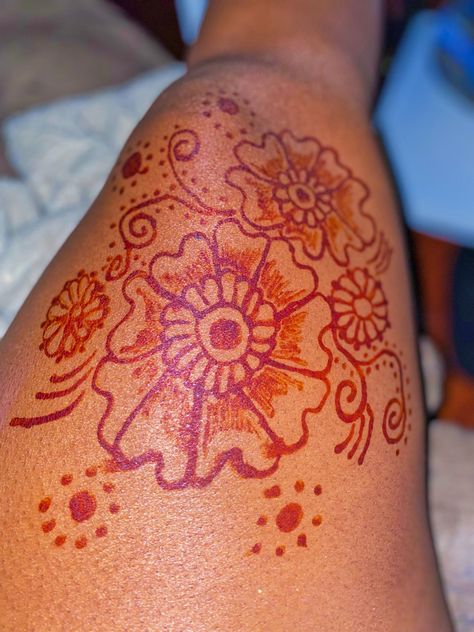 Red Henna Designs On Dark Skin, Red Henna On Dark Skin, Henna On Dark Skin, Henna Thigh Tattoo, Thigh Henna, Cute Henna Tattoos, Red Henna, Cute Henna, Henna Ideas