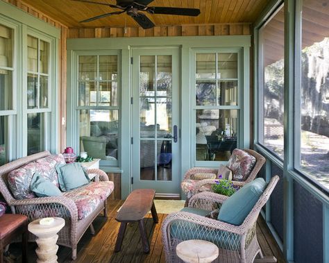 Screened Porch Half Wall Ideas, Pictures, Remodel and Decor Small Screened Porch, Front Porch Seating, Sunroom Windows, Back Porch Designs, 3 Season Porch, Cottagecore Room, Porch Design Ideas, Traditional Porch, Balkon Decor