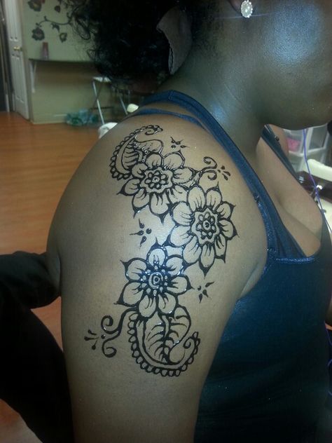 Henna Designs On Shoulder, Shoulder Henna Tattoos For Women, Henna Shoulder Designs, Shoulder Henna Designs, Henna Shoulder Tattoo, Henna Neck Tattoo, Henna Designs Shoulder, Neck Henna Designs, Shoulder Henna Tattoo