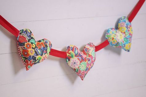 Sewing Projects for Fat Quarters - Puffy Heart Bunting - Easy Ideas to Sew With a Fat Quarter - Quick DIY Gifts, Quilt, Placemats, DIY Baby Gift, Project for The Home, Kids, Christmas Heart Bunting, Fat Quarter Projects, Fabric Envelope, Gadget Case, Sewing Courses, Fabric Storage Boxes, Puffy Heart, Sewing Projects For Beginners, Easy Sewing Projects