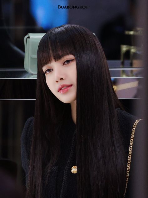 Celine Ambassador, Lisa Hair, Selena Gomez Photoshoot, Lisa Lalisa, Lisa Bp, Long Hair With Bangs, Long Hair Girl, Jennie Lisa, Pop Up Store