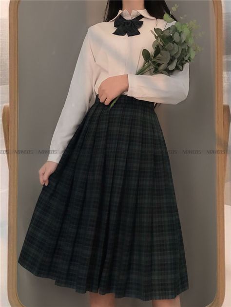 Plus Size Kawaii, Long Plaid Skirt, Winter Suits, Outfits Petite, Modesty Fashion, Dress Design Sketches, Skirt Pleated, Current Fashion, Goth Dress