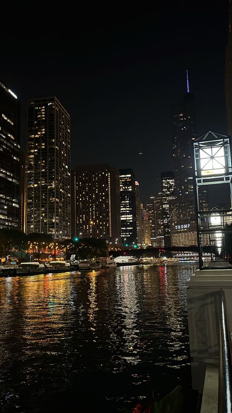 Fun Night Aesthetic, City Vibes Aesthetic Night, Chicago Night Aesthetic, Night City Wallpaper, Pretty City Aesthetic Night, Chicago Night Life, Chicago City Aesthetic Night, City Night Aesthetic Widgets, Chicago Downtown Night