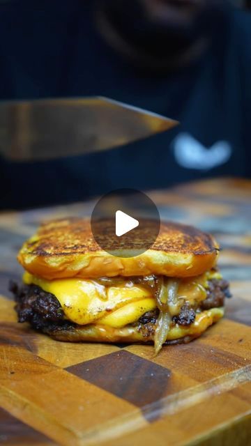 Smashed Patty Burger, How To Make Burger Patties, Smash Burger Recipe Videos, Home Made Burgers Recipe, Smashburgers Recipe, Meat Patty Recipe, Hamburger Patty Recipe, Instagram Meals, Juicy Burger Recipe