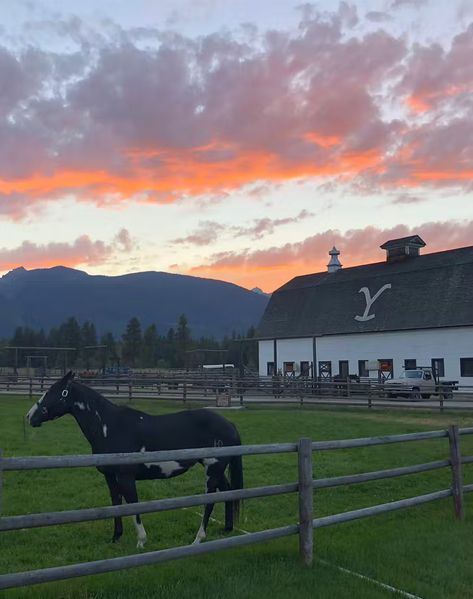 13 U.S. Dude Ranch Vacations to Live Your Best Cowboy Life - PureWow Horse Ranch Aesthetic, Ranch Life Country Living, Montana Core, Chief Joseph Ranch, Montana Ranch House, Wyoming Summer, Indigo Ridge, Montana Aesthetic, Wyoming Ranch