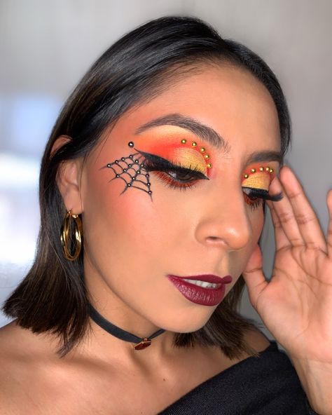 Puedes ver este look y más en mi IG @leshofimakeup Spiderwoman Makeup, Rhinestone Makeup, Spider Woman, Cut Crease, Spider Web, Fashion Makeup, Peru, Halloween Face, Makeup Tutorial