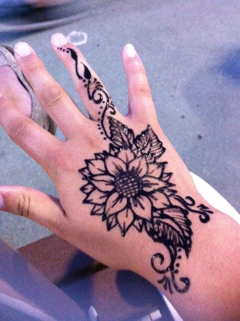 Henna Sunflower Designs, Hand Tattoos Sunflower, Sunflower Mehendi Design, Sunflower Henna Tattoo, Sunflower Henna Design, Sunflower Tattoo On Hand, Sunflower Tattoo Hand, Rose Henna Tattoo, Sunflower Hand Tattoo