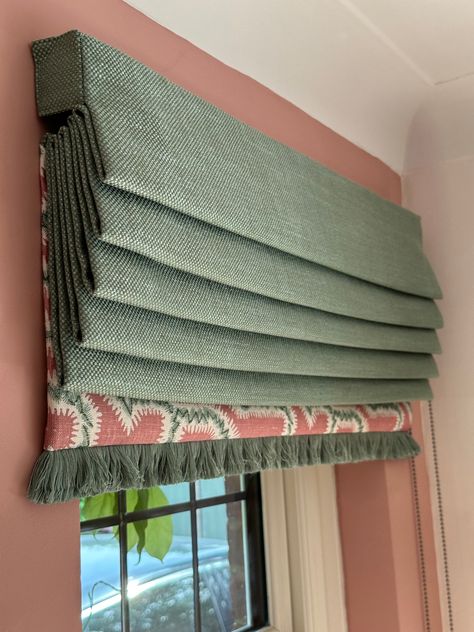 Roman Blinds – Thimble Interiors Gordyne Idea Design, Cottage Blinds, Pelmet Ideas, Window Dressing Ideas, Roman Shades Living Room, Roman Blinds Living Room, Kitchen Roman Shades, Curtain Tie Backs Diy, Fabric Roman Blinds