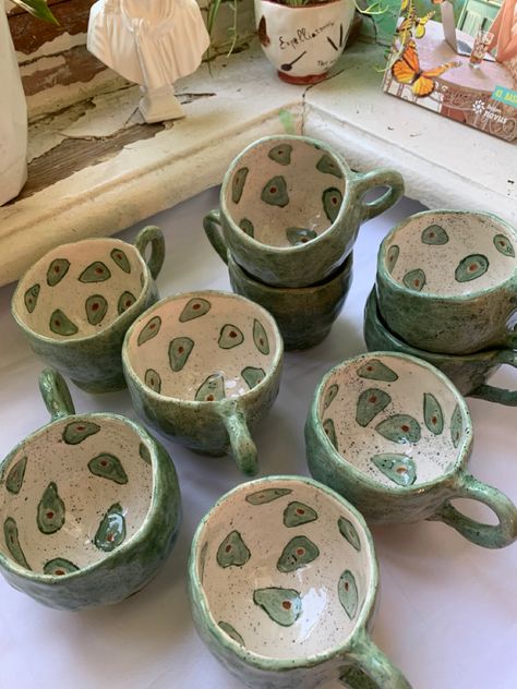 Pottery Painting Green, Green Pottery Painting, Ceramic Cafe Ideas, Pottery Painting Designs Mugs, Ceramic Mugs Aesthetic, Pottery Painting Mug, Pottery Painting Ideas Aesthetic, Ceramic Cafe, Diy Pottery Painting