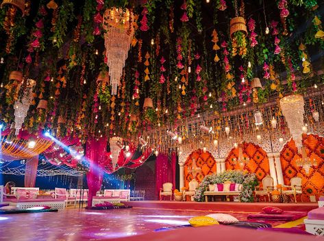 Desi Backyard Wedding, Mehndi Dance Floor Decor, Evening Mehendi Decor, Indian Wedding Decor Color Schemes, Mehndi Ceiling Decor, Mehndi Hall Decoration, Wedding Chori Decoration, Pakistani Sangeet Decor, Mehndi Venue Decor