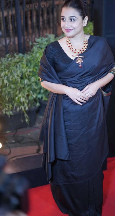 Vidya Balan Saree Blouse, Vidya Balan Saree, Jacket Saree, Black Organza Saree, Black Silk Saree, Indian Flowers, Award Show, Vidya Balan, Plain Saree