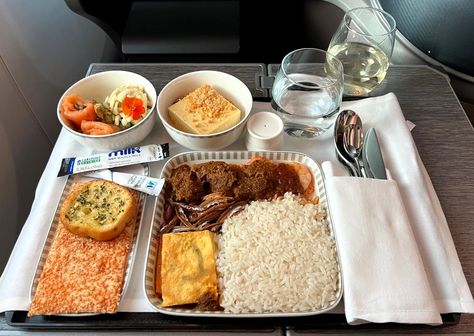 Singapore Airlines Book The Cook: How It Works - One Mile at a Time Airline Catering, Lobster Thermidor, Black Pepper Beef, Singapore Changi Airport, Airline Food, Business Class Seats, Airline Booking, Singapore Airlines, Beef Burger