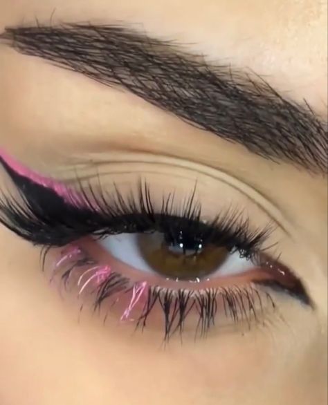 Maquillaje Y2k, Color Eyeliner Makeup, Rock Makeup, Purple Eyeliner, Pink Eyeliner, Concert Makeup, Prom Eye Makeup, Cute Eye Makeup, Makeup Accesories