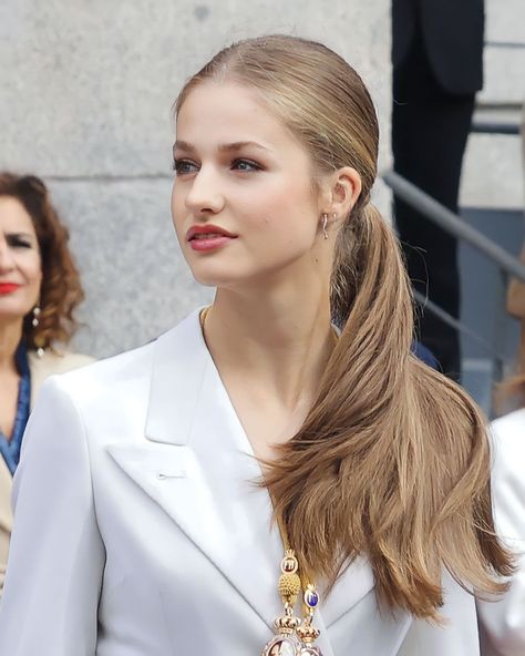 Leonor Princess Of Asturias, Princess Of Spain, Studio Makeup, Royal Beauty, Gold Roses, Short Wedding Hair, Beauty Shots, Aesthetic Women, Queen Letizia