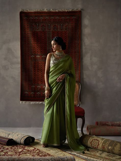 Green Sari, Fashion Model Poses, Saree Poses, Indian Photoshoot, Saree Photoshoot, Saree Models, Studio Photoshoot, Fashion Photography Inspiration, Photoshoot Concept