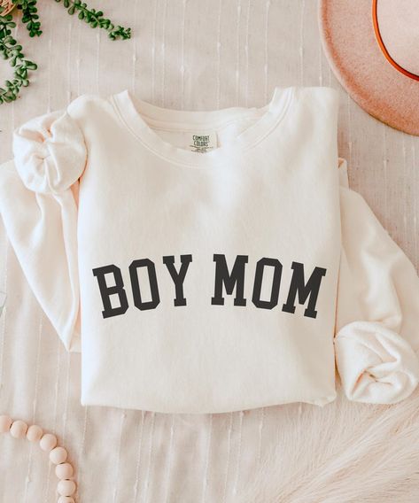 Boy Mom Sweatshirt, Preppy Crewneck, Collegiate Font, Crewneck Aesthetic, Minimalist Sweater, Mom Pride, Collegiate Style, Sweatshirt Oversized, Mama Sweatshirt