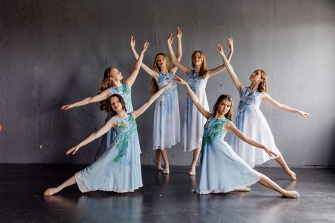 Lyrical Group Dance Poses, Group Dance Poses For Pictures, Ballet Group Poses, Group Dance Poses, Dance Team Photography, Contemporary Dance Poses, Ballet Photography Poses, Praise Dance Outfits, Dance Memes