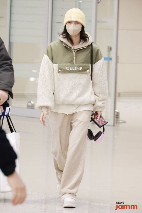 #BLACKPINK #LISA fashion airport 🌸 Lisa Airport, Bunny Outfits, Korean Winter Outfits, Campus Outfit, Woman In Suit, Bunny Outfit, Maid Outfit, Tomboy Outfits, Fire Fits