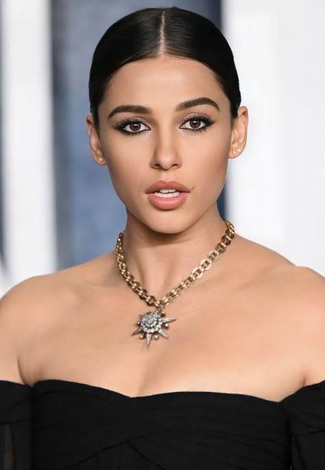 Naomi Scott Makeup, Naomi Scott Photoshoot, Dafne Keen, Saving Face, Lana Condor, Olive Skin Tone, Female Actors, Naomi Scott, Romantic Classic