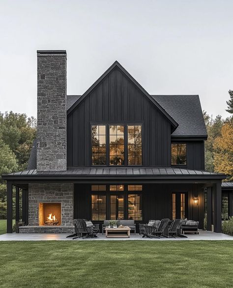 Black Modern House, Charcoal House, Scandinavian House Design, Cabin Style Homes, Mountain Home Exterior, Nice House, Modern Mountain Home, Modern Barn House, Bungalow House Plans