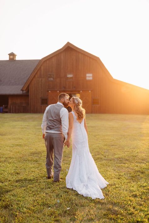 Bloomfield barn wedding with bride and groom during golden hour. Fall barn wedding, October wedding ideas rustic, fall country wedding, rustic barn wedding ideas, Chicago wedding photographer, Illinois wedding photographer, wedding photography Chicago Country Wedding Pictures Ideas, Country Wedding Photography Poses, Wedding Party Photos Country, Bride And Groom Fall Wedding, Country Wedding Photos Bride And Groom, Fall Wedding Photography Poses, Wedding Photo Ideas Rustic, Wedding Picture Ideas Country, Rustic Wedding Picture Ideas