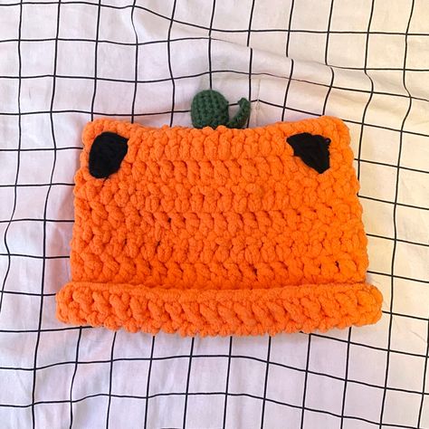 Made to order cat-eared beanies :)  These are made with big ol' fluffy yarn, complete with a little stem and leaf at the top for that pumpkin patch look. Perfect for halloween, perfect for any season, they're just perfect. No returns :( Since these are custom, returns or exchanges will not be excepted Halloween Crochet Hats, Crochet Bts, Crochet Halloween Hat, Cat Ears Hat, Cat Eared Beanie, Fluffy Yarn, Pumpkin Cat, Cat Beanie, Crochet Halloween