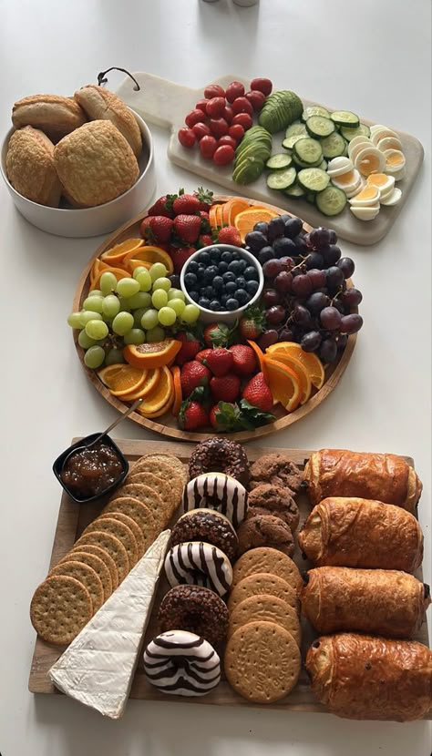 Healthy Snack Cabinet, Fruit And Charcuterie Board, Fruit Board Aesthetic, Picnic Food Ideas Healthy, Picnic Board Ideas, Breakfast Set Up Ideas Brunch Buffet, Breakfast Decorations Ideas, Bagel Table, Breakfast Hosting Ideas