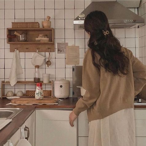 Cooking Aesthetic Girl, Rank 1, Homemade Meals, Girl Cooking, Korean Aesthetic, Girl House, Beige Aesthetic, Asian Cooking, Light Academia