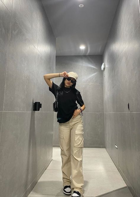 Outfit Ideas For Beige Cargo Pants, Being Cargo Pants Outfit, Cargo Pants Picture, Cargo For Girls Outfit, Cargo For Women, Cargo Oants Outfit Girl, Cargo Pants Khaki Outfit, Outfit Idea Cargo Pants, Outfits For Beige Cargo Pants