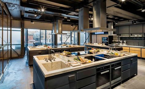 Cooking School Interior, Cooking School Design, Cooking Class Kitchen, Cooking Classes Design, Bar Restaurant Design, Architecture Restaurant, Communal Kitchen, Factory Interior, Bakery Kitchen