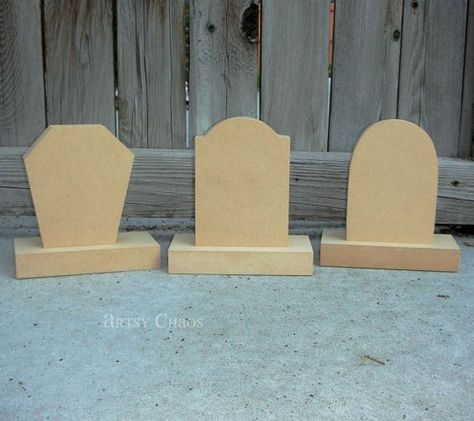 Hollween Decor, Scary Halloween Decorations Outdoor, Scary Halloween Decorations Diy, Halloween Wood Crafts, Crafts Holiday, Casa Halloween, Homemade Halloween Decorations, Halloween Tombstones, Creepy Halloween Decorations