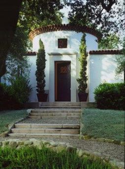 Montecito Mediterranean Revival Architecture, Spanish Exterior, Spanish Courtyard, Spanish Style Decor, Mediterranean Exterior, Mediterranean Revival, Spanish Architecture, Spanish Style Home, Casas Coloniales