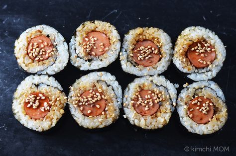 Hot Dog Maki Roll #SundaySupper - kimchi MOM ™ Caprese Burger, Taco Burger, Maki Roll, Blue Cheese Burgers, Bacon Dog, Chef Ideas, Lentil Burgers, Burger Dogs, Lamb Burgers