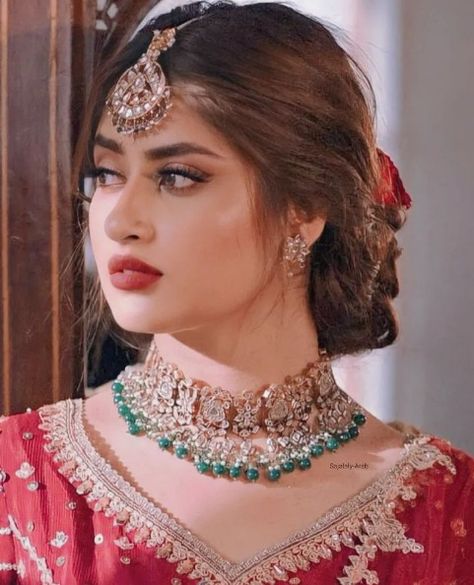 Jora Hairstyle, Sajal Ali Wedding, Bridal Makeup Red Lips, Coffee Brown Hair, Bridal Makeup Videos, Wedding Makeover, Hairstyles For Gowns, Eye Makeup Images, Sajal Aly