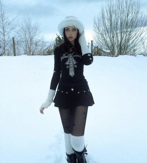 Snow Goth Aesthetic, Stine Stromskag, Alt Outfit Winter, Winter Emo Outfits, Gothic Winter Outfit, Goth Outfits Winter, Winter Goth Outfits, Winter Grunge Outfits, Soft Goth Outfits