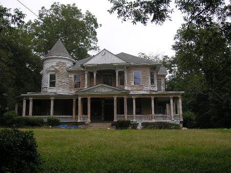 Creepy House | This is where I went for a Halloween party. I… | Flickr Haunted Farmhouse, Living On A Farm, Real Haunted Houses, Creepy Houses, Farms Living, Haunted Houses, Abandoned Houses, Haunted House, Writing Inspiration